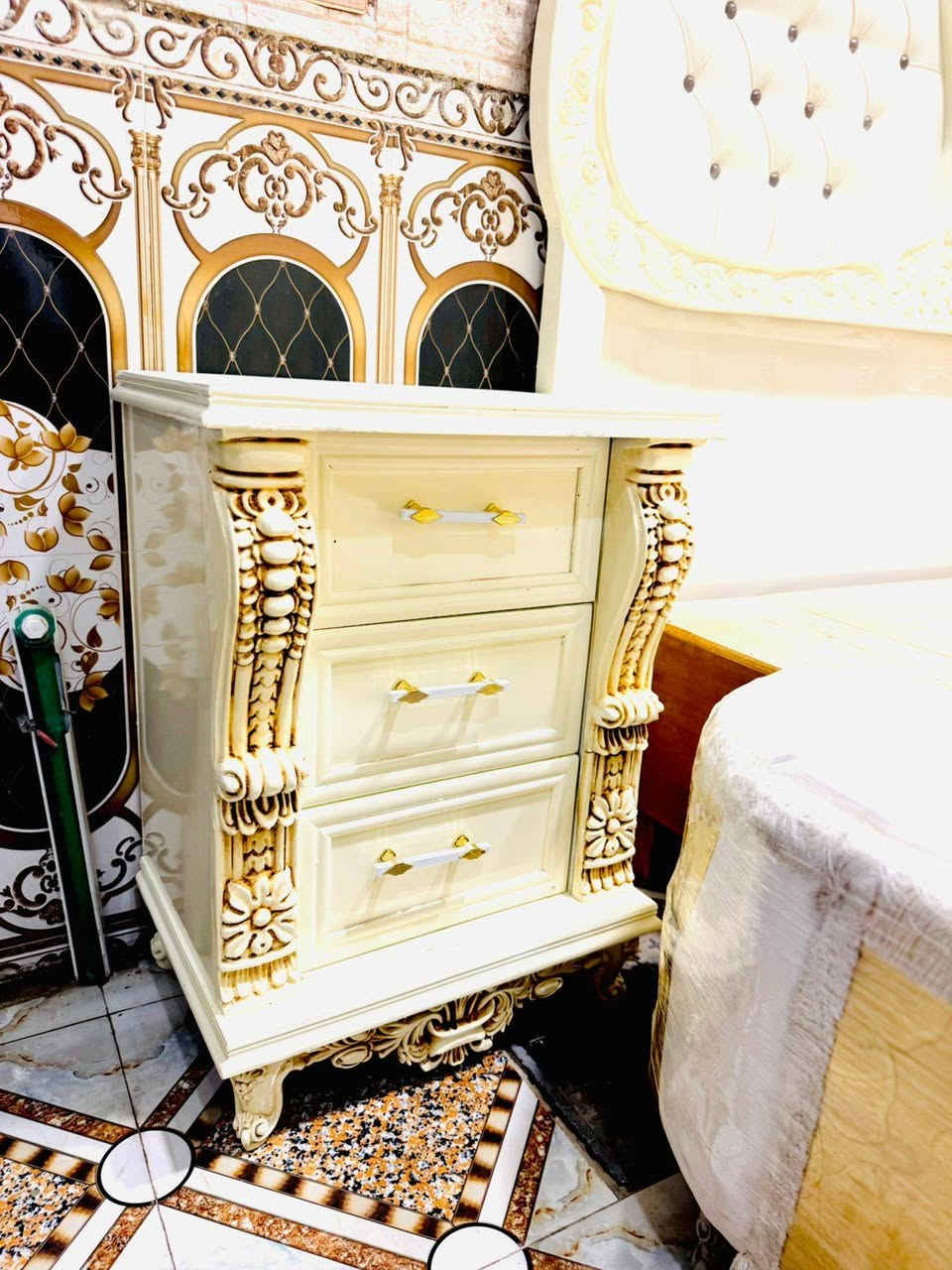 موديل طوق الياسمين

اللون ابيض وتطعيم ذهبي 

البيع بلنقد وبلتقسيط 

النقد مليونين و850 

غرفة 6 ابواب طابقين ملحق 

نجارة عراقية ١٠٠٪؜ من إنتاج معملنه

تتكون من ١٠ قطع 

الداخل صاج طبيعي 4ملم 

الوجه MDF خمسة ملم 

القاعدة بلوك صاج 

الظهر چرچوبة شد براغي 

كل الغرفة لوكنز مرتفعة عن الأرض(يعني بيها رجلين)

شازلون وطابورية اضافيات 

السرير رگم لوح خشب چام 6 ارجل ثقيل 

ارتفاع الكنتور 251سم 

عرض الكنتور 335سم

عرض زاوية الملابس 103سم

يعني الكنتور وزاوية الملابس ضلع كامل 438سم

معمل ومعرض الجشعمي  للأثاث العراقي

غرف نوم - أطقم قنفات - مفروشات - أخشاب تصنيع الأثاث 

العنوان الرمادي التأميم قادسية الاولى شارع المشاتل قرب ركن المدينه

التوصيل والشد بكروه الى جميع محافظات العراق 

خدمة استبدال الغرفة العراقية القديمة بغرف جديدة مع الاتفاق على الفرق 

خدمات ما بعد البيع لمدة سنة
***********
#العراق #اثاث #فخامة الرمادي, الأنبار
