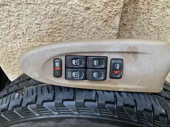 السلام  عليكم
عندي دعميه  يرادله صبغ 
مع لايتات مع عقل مال جمسي بلايزر 
مع كنترول باب سايق 
مع قاعده مال فيت بم  شوفر
كولهن رايدهن 30  
مكاني بغداد الكريعات 
***********
