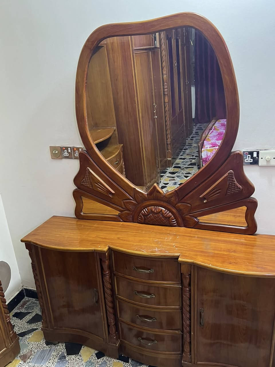 غرفة نوم للبيع مكان شهداء البياع السعر خاص ***********
