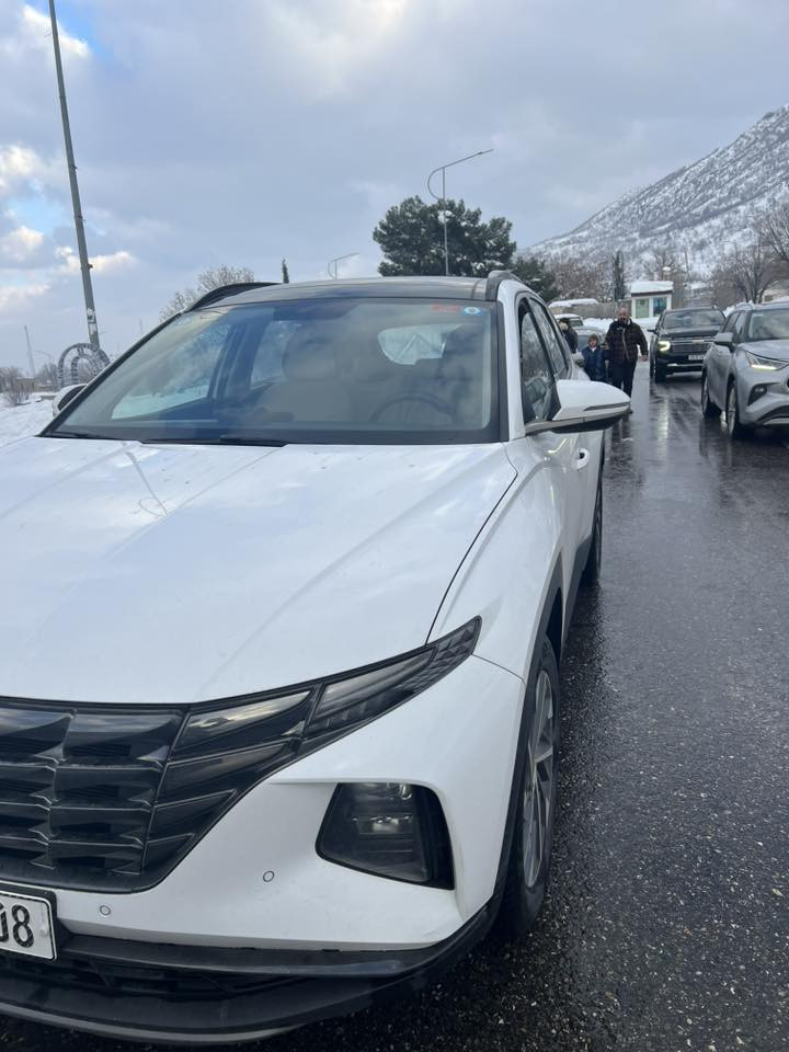 توسان 24 خليجي استلام شركة الاولى وبعدها بضمان الشركة فول الفول وبانوراما ماشية 44 الف رقم بغداد الانكليزي سنوية لغاية 2029 وهزة جديده بيها تبديل باب السايق اثر حادث ستوته وصبغ ربع باب الخلف السايق وشبر من الصندوق بدون ايرباك وكل شي مذكور بالسونار السيارة جديدة بمعنى الكلمة السعر 210 وبيها مجال بسيط جدا معروضه بسعر الوارد 
*********** واتس اب فقط 
بغداد الدوره شارع المصافي
