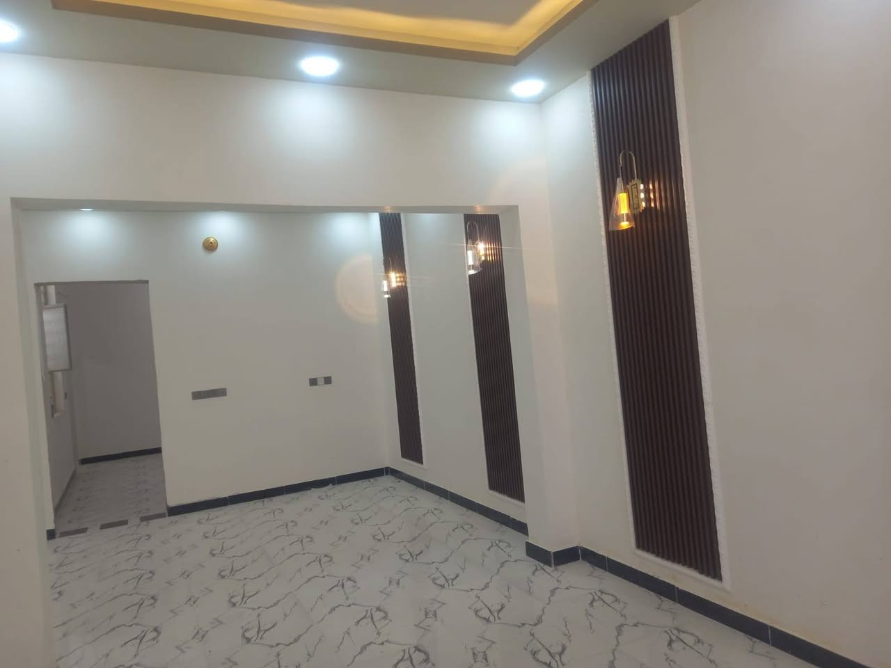 بيت للبيع  
بيت 100متر جديد بالكامل كافة الخدمات متوفره

الموقع؛ ملحق الغدير عمود 310

🏠موصفات البناء؛

◾بناء حديث ومتين

◾طابوق جمهوري +صب كونكريت +أرضيات بورسلين

البيت يحتوي على غرفه +صاله +مطبخ +استقبال

+صحيات داخل وخارج

📞للاستفسار  اتصل على *********** +  واتساب
