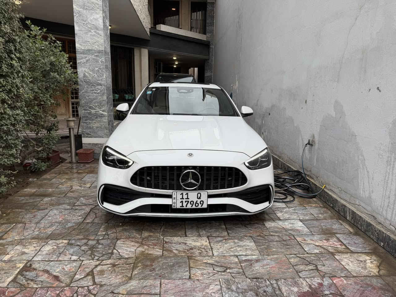 (للبيع مرسيدس c300 2023 )
وارد امريكي صور الحادث مرفقه بالمنشور بدون دواخل بدون شاصي. 
ماشيه ١٧ الف 
السياره جاهزه بدون اي نقص 
فول مواصفات 
داخل ابيض 
فتحه سقف 
نقطه عمياء 
صندوق كهرباء 
٤ كامرات 
اوتو بارك 
اناره محيطه 
ترحيب بالمري 
تدفئه بالكراسي + مساج 
خزن ميموري 
وبعد هوايه 
سعر السياره.  34 الف دولار
للاتصال ***********
