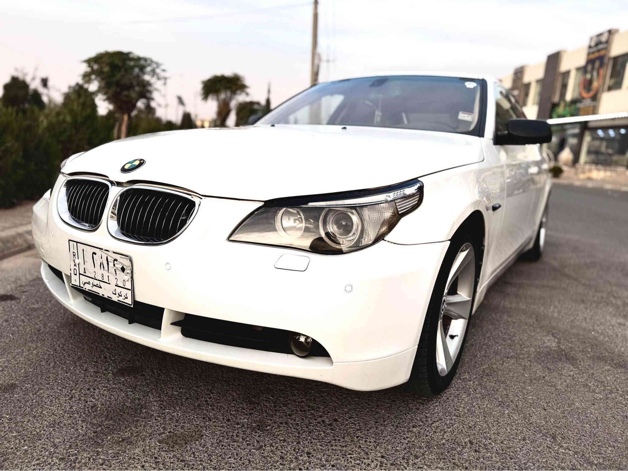 Bmw E60
موديل 2006
530i 

فوول فوول مواصفات 

مه كينه 530ي نؤزل كورت مه رغوب 

به سمه و سلايت گير تؤماتيك و سپؤرت وعادي 

كوشن كاره بايي و كوشن خه زنه 

بيلاد 5 په رده يه پيش و دواي حاسه يه 

ته بريد ساردوو گه رمي و هه موو گياني به شه رت 

سوکان کارەبایی و تحدید سورعە

بێ لێدران هەیکەلی زۆر زۆر ڕێکە

ناو زەرد و کوشن جلد
 
سه ياره كه براوه ي دووبه يه

سعری ٥٤ گەڵا و مەجال

موشتەری نیت سەری خۆت و منیش مەیەشێنە

ژمارە تلفۆن 
***********
شوێن چەمچەماڵ 
ئەدمین گیان 💐💐 السليمانية
