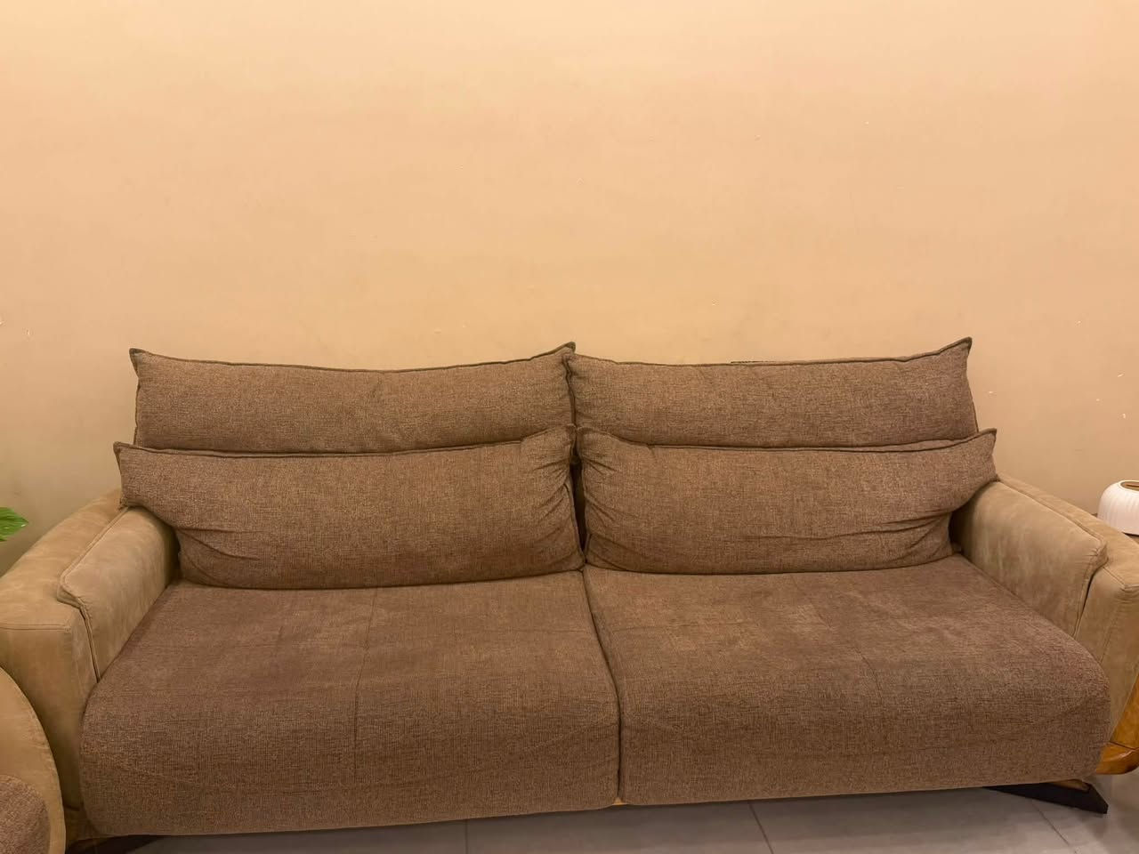 طقم قنفات (تخم) ضخم ومريح يتسع لـ 10 مقاعد! 🛋️✨
تصميم عصري ولون ترابي مميز يرهم ويا أي ديكور، يكفي عائلة كبيرة أو استقبال للضيوف بفضل مساحته الواسعة.
📌 المواصفات والتفاصيل:
• العدد: يتكون من 10 مقاعد.
• الحالة العامة: نظيف ومريح جداً، توجد فتحة (زرف) بسيطة في قنفة واحدة فقط وموضحة بالأولويات.
• الموقع: البصرة 📍
📩 لمعرفة السعر والتواصل أو للحجز:
يرجى المراسلة على الخاص، أو التواصل واتساب / اتصال على الرقم:
📞 ***********
