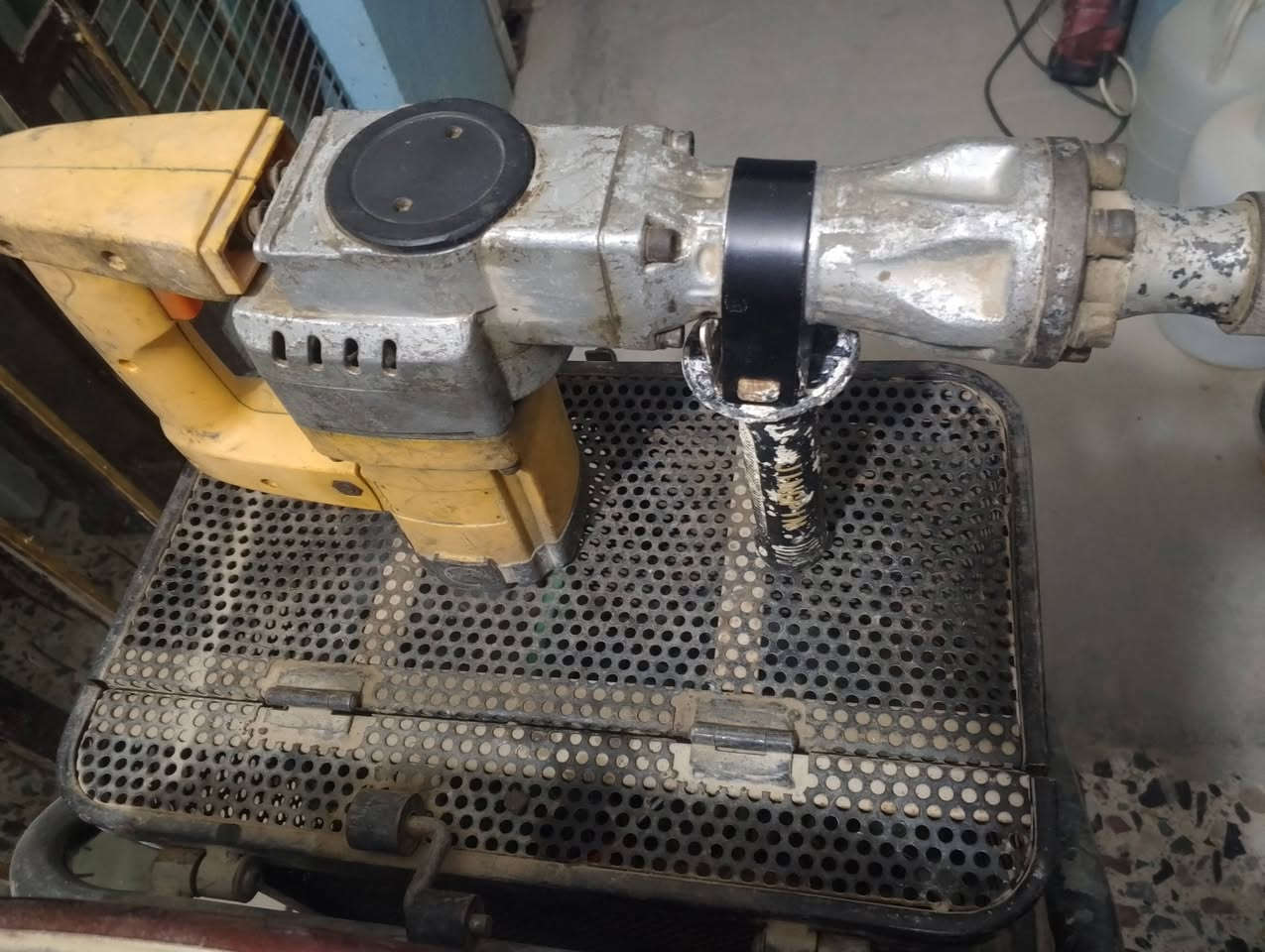 السلام عليكم درين همر كسارة تكشير وتفليش نوع انجكو الحجم الوسط بلادي الملف نحاس للبيع عالفحص السعر 50الف حلة الثورة شارع المجلس ***********
