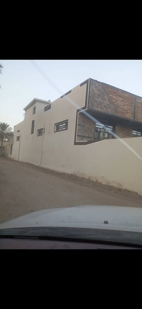 بيت المساحه ٥٠٠ متر البناء ٣٠٠ الحديقه ٢٠٠ طابوزراعي ٢٥ سند مفرود مداور مباشر بسم المشتري العنوان كربلاء قرب فندق البارون بناء حديث كونكريت مسلح دنك  يتكون من ٣ غرف نوم حمامات داخليه وخارجيه صاله مطبخ حار بارد صاله استقبال ضيوف موبايل ***********
