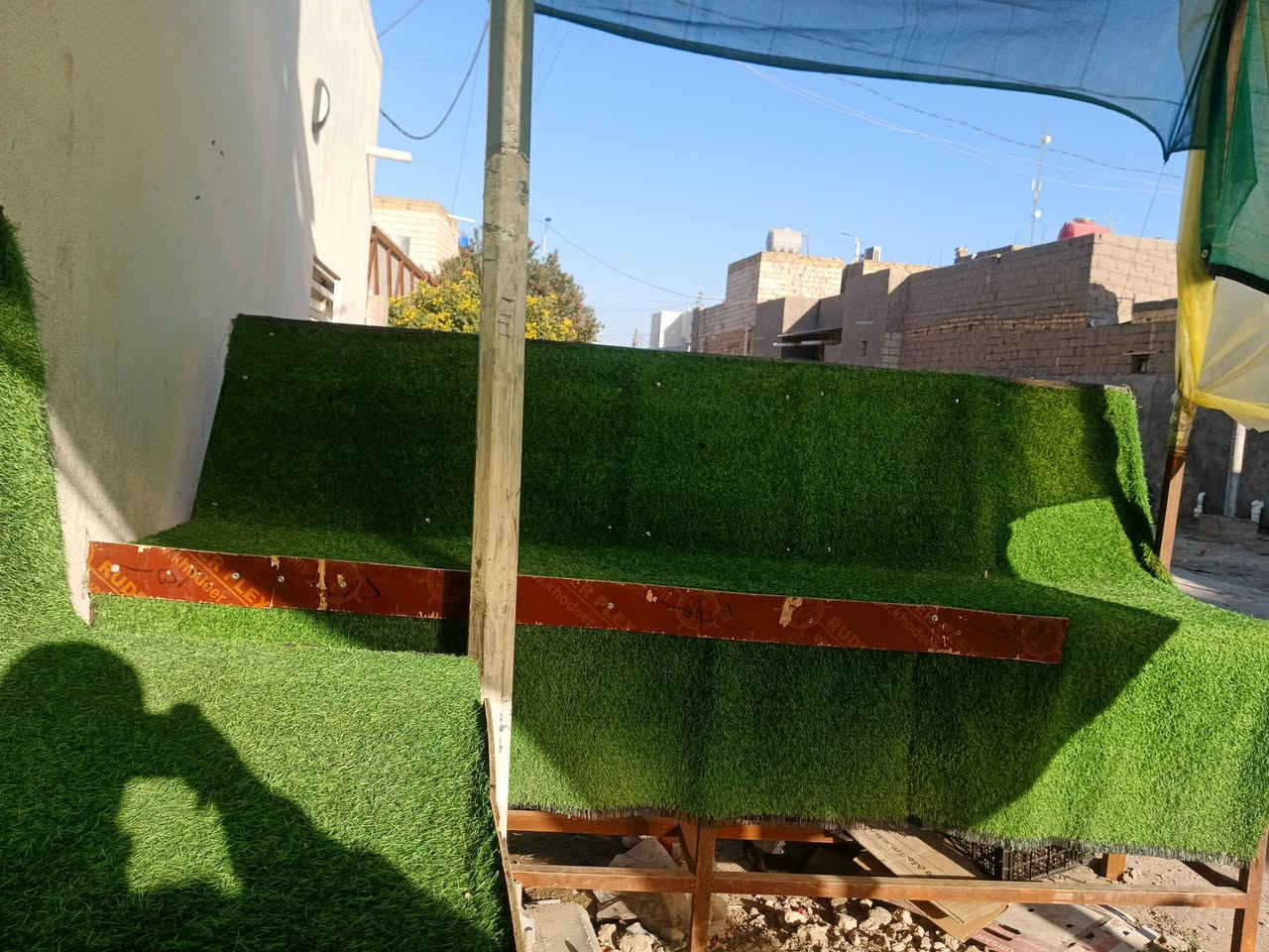 للبيع السعر 300 
رقم الهاتف ***********
