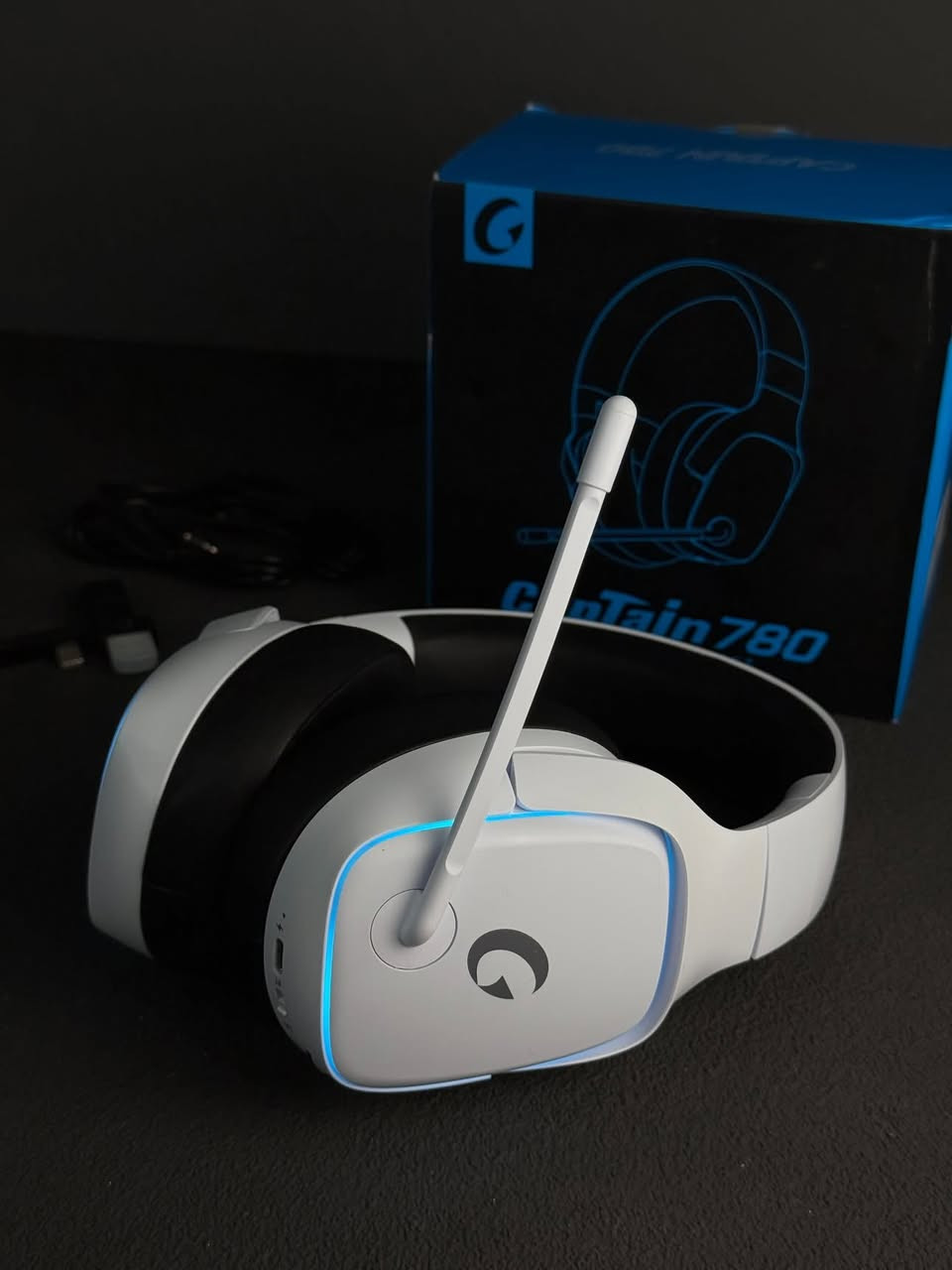 هيدسيت كيمنك يعمل على جميع اجهزة اللالعاب

حتى الهواتف الذكية 
موديل captiob 780 باخر اصدار
اتصال ثلاثي الأوضاع (in-1-3) :

﻿﻿لاسلكي 2.4GHZ: باستخدام قطعة (USB (Dongle لضمان عدم وجود تأخير في الصوت (Low Latency) وهو الأفضل للألعاب

﻿﻿بلوتوث (Bluetooth): للاتصال بالهواتف والأجهزة اللوحية

﻿﻿سلكي (3.5mm): للعمل في حال نفاد البطارية أو على أجهزة معينة

عمر البطارية: تصل إلى 35-40 ساعة من الاستخدام المتواصل

(حسب مستوى الصوت والإضاءة)

شحن تايب سي سريع جدا مع اضاءة جانبية مميزة جودة الصوت: مزودة بمحركات (Drivers) بحجم 50mm
تقديم صوت محيطي ستيريو وتأثيرات "باص" قوية تساعد في سماع خطوات الأقدام في الألعاب

الميكروفون: ميكروفون مرن وقابل للإزالة، يتميز بخاصية تقليل الضوضاء لضمان وضوح الصوت أثناء المحادثات.

السماعة تدعم تشكيلة واسعة من الأجهزة بفضل أوضاع الاتصال
المتعددة:

( بر اللاسلكي PS5 (2.4
. (عبر اللاسلكي أو السلك) 2. PC / Laptop

﻿﻿﻿Nintendo Switch (عبر البلوتوث أو 
السلك).

﻿﻿﻿الهواتف الذكية (عبر البلوتوث).

﻿﻿
#explore #reels #trending #viral #fyp

#سعرها ٣٠ الف 

#توصيل ٥ الف


**إذا كنت صاحب هذا الإعلان وتريد حذفه لأي سبب، رجاءا أرسل رسالة إلى الدعم الفني**