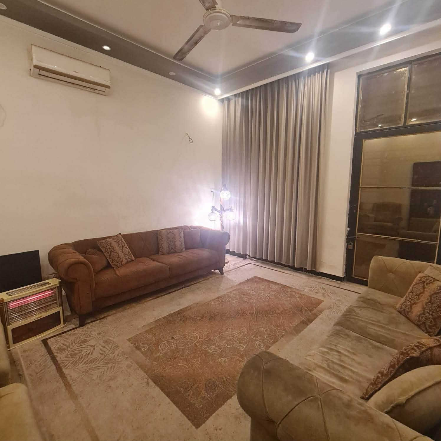 السلام عليكم مشتمل الايجار
مكتب وعقارات علي الشمري 
✅✅✅✅✅✅✅✅✅
 بناء حديث الامين قرب جامع الرسول 
يتكون من استقبال وغرفة وصحيات 
ومطبخ صغير والطابق الثاني غرفتين 
وحمام  
#سعره 650 قفل 
وتكون عائلة صغيرة 
تفاصيل اكثر اتفضل خاص***********
