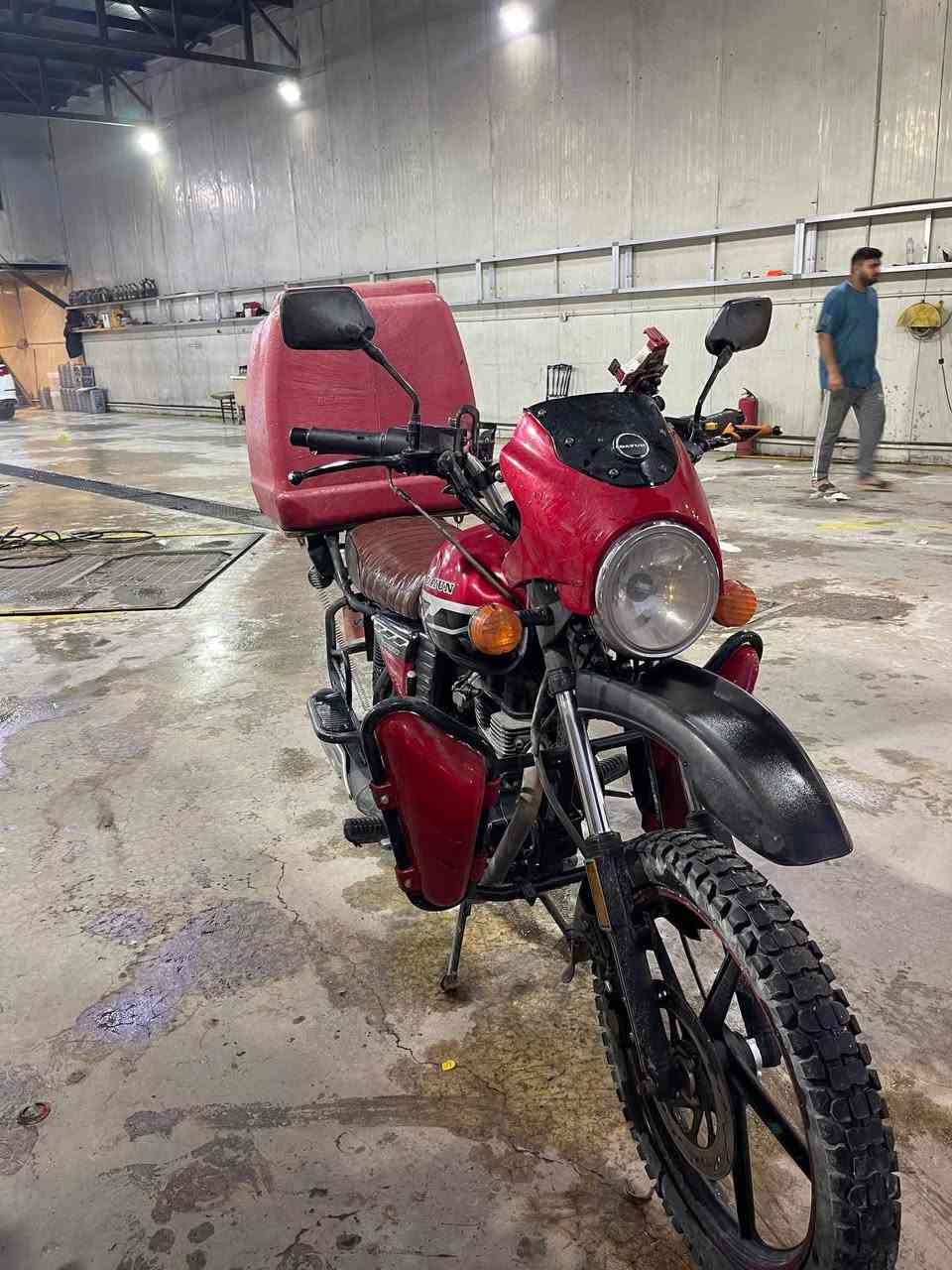 ياالله السلام عليكم دراجه دايوان مرقم بغداد  للبيع
موديل ٢٠٢٣ كفاله عامه  بيها طعجه زغيره بالتانكي فقط  رقم و سنويه نكليزي تحويل ثاني يوم *********** او *********** السعر 2450 و بيه مجال حك الجيه عنواني الشعب
