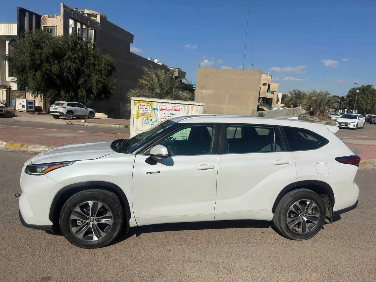 للبيع Toyota Highlander Hybrid 2023 وارد خليجي – وكالة ساس
تفاصيل السيارة:

* الموديل: 2023
* اللون: صدفي (Pearl White) مميز
* الممشى: 38,000 كم فقط وقابل للزياده
* النوع: هايبرد (اقتصادية جداً بالبنزين)
* المصدر: وارد خليجي – وكالة ساس
* الضمان: باقي داخل الضمان كير ومكينه وبطاريات 

حالة السيارة:
السيارة نظيفة جداً من الداخل والخارج، استخدام شخصي، صيانة منتظمة.
بيها حادث خفيف (سطحي) في الجاملغ الأمامي جهة السائق وخشم البنيد ايرباكاتها سليمه، الضرر تجميلي فقط وما مأثر على الشاصي أو الماكينة نهائياً

المواصفات:

* محرك 4 سلندر + نظام هايبرد (قوة مع صرفية قليلة)
* دفع رباعي 
* 7 ركاب (3 صفوف مريحة)
* شاشة وسطية + نظام Apple CarPlay / Android Auto
* كاميرا خلفية + حساسات أمامية وخلفية
* مثبت سرعة
* تشغيل بصمة + دخول ذكي
* مكيف ثلاثي (أمام + خلف)

📌 ملاحظة
* السيارة جاهزة للفحص بأي مركز تختاره، ومرحّب بأي خبير
* سعر السياره 340$ورقه وبيها مجال 

📞 للتواصل: (***********)واتساب 
📞 للتواصل:(***********)اتصال
