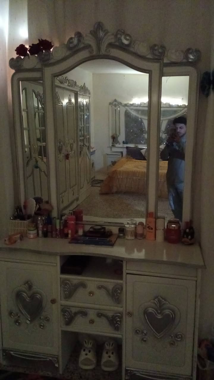 السلام عليكم غرفه اخشاب صاج عراقي للبيع مستعمل شهرين للاستفسار خاص او ***********
