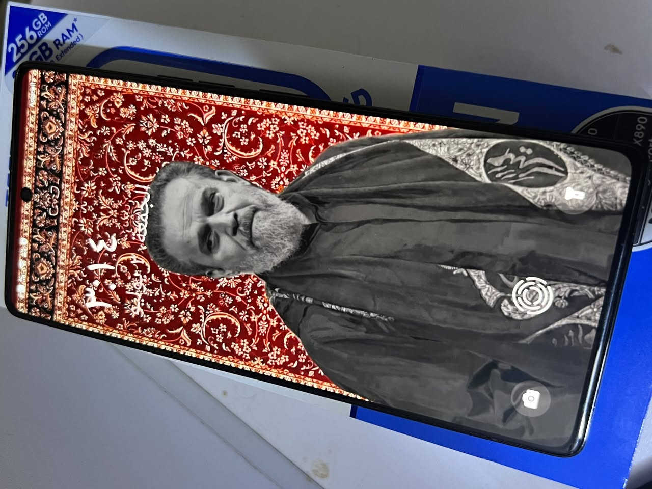 تكنو كامون 30 برو 5 جي
الجهاز كلشي مابيه وكامل ملحقاته وما داخل تصليح ابدا شحن 70 واط واستخدام شخصي سعره 325 وبيه مجال عنوان البصرة حي الاحرار مقابل دور النفط واتساب ***********
مواصفاته :
المعالج: ميديا تيك Dimensity 8200 Ultimate بتكنولوجيا 4 نانومتر (أداء طيارة بالألعاب وسلس جداً وما يحمى).
​الشاشة: AMOLED بحجم 6.78 بوصة، بدقة FHD+، وبتردد 144Hz (سلاسة خيالية بالتصفح واللعب والألوان تجنن).
​الكاميرا الخلفية: ثلاثية، الأساسية بدقة 50 ميجابكسل بمستشعر سوني القوي (Sony IMX890) وتدعم المثبت البصري OIS (تصوير ثبات عالي وفيديو بدقة 4K).
​الكاميرا الأمامية (السيلفي): بدقة 50 ميجابكسل مع فلاش أمامي وتصوير 4K (من أقوى كاميرات السيلفي بهيج فئة).
​البطارية: بسعة 5000 مللي أمبير (تطوّل وياك يوم كامل براحتها).
​سرعة الشحن: يدعم الشحن السريع جداً بقدرة 70 واط (يشحن الجهاز بالكامل بقرابة 45 دقيقة فقط).
​النظام: أندرويد 14 مع واجهة تكنو الخفيفة HiOS 14.
​المميزات الإضافية: سماعات ستيريو مزدوجة صوتها عالي ونقي (دعم Dolby Atmos)، ويدعم شبكات الجيل الخامس 5G.
الذاكرة الداخلية: 256 جيجابايت.
​الرام (الذاكرة العشوائية): 12 جيجا رام أساسي + 6 جيجا رام إضافي (Turbo RAM) المجموع 18 جيجا رام لأقوى أداء وسلاسة بالتنقل بين التطبيقات.
