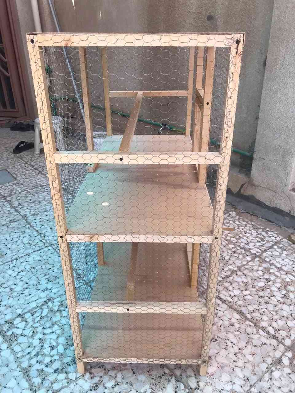 متاح قفص جديد مامستخدم مقسوم خانتين كبار الارتفاع الكلي107 سم العرض متر والنزال 45 سم بي ترايش خشب بكل خانه وقافات للطيور يرهم للدجاج والحمام وكل انواع الطيور/كربلاء/السعر40قفل
***********
