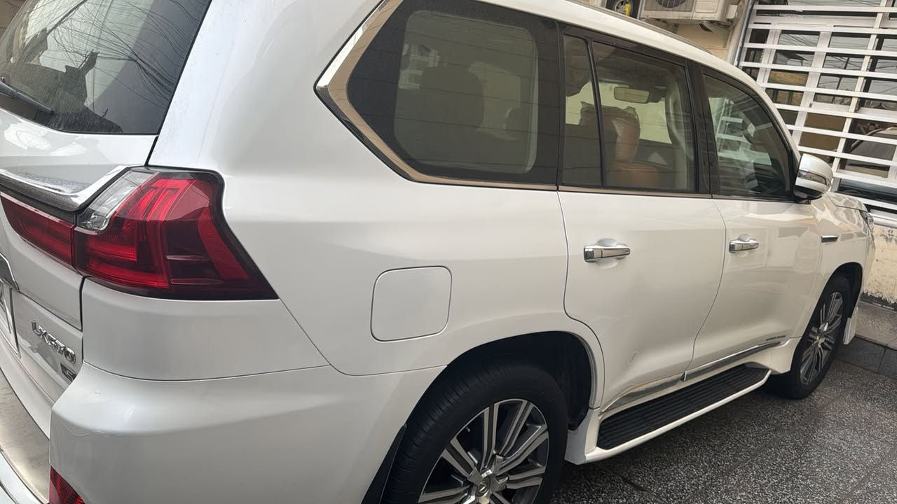 السلام عليكم
لكزز 2017
بريم داخل قرميدي 
ماشيه 120km
بيها ملاحظات 
1( بيها بارد بالجاملغ الخلفي الأيسر وكارت 
2) بيها كارت وبارد بالباب الخلفي الأيمن 
جديده جداً السياره 
للاستفسار : ***********
بهاء 
المكان : بغداد العامريه او اليرموك أربع شوارع
