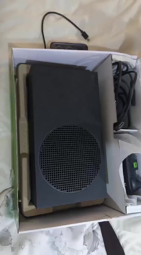 السلام عليكم توفر عندي اكس بوكس سيريس اس واحد تيرا اصدار 24 نضيف كلش كلش شخط واحد ما  بيه عنواني البصرة سعره 480 ومتوفر توصيل لكافة المحافظات للاستفسار خاص او واتساب ***********
