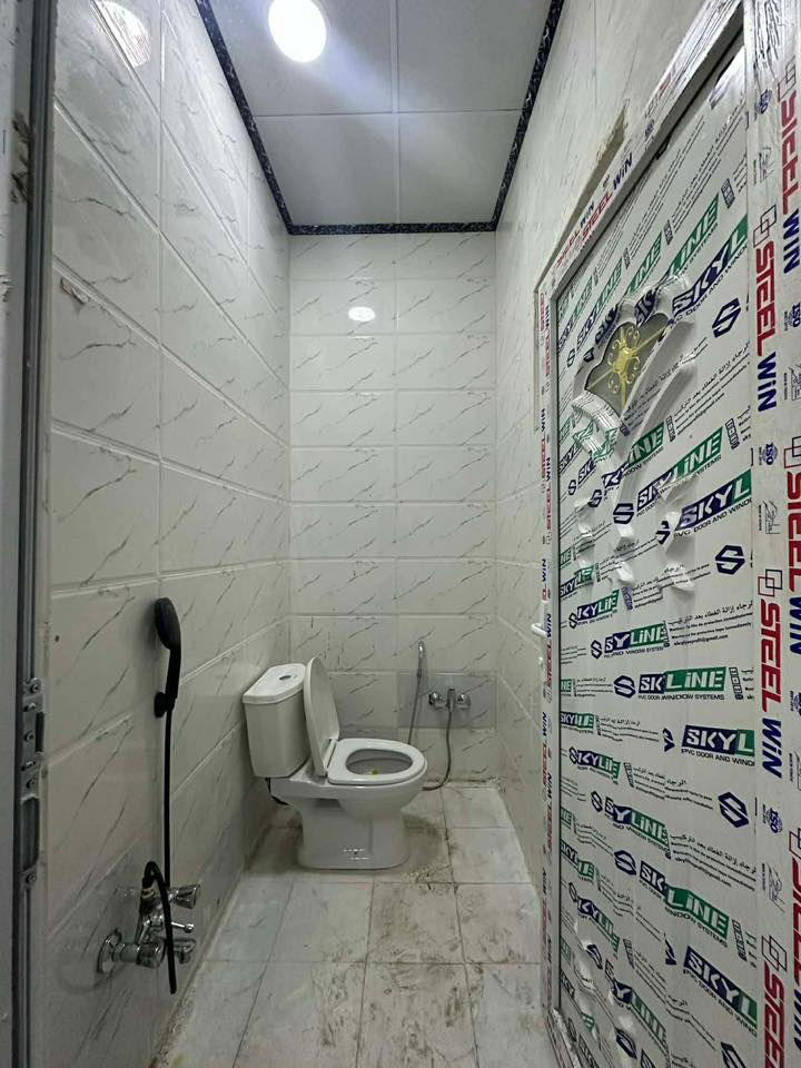 سلام عليكم
شقه للايجار سومر تقاطع الاول قرب مدرسه سومر والاقصى ولبنان 
 السعر ٢٠٠ 
(تصلح لعائله صغيره )
غرفه نوم ٥*٥
غرفه استقبال او اطفال غرفه صغيره
هول ٥*٣
مطبخ كبير   
صحيات
بلكونه
منور
بناء حديث 
رقم الاستفسار ***********
