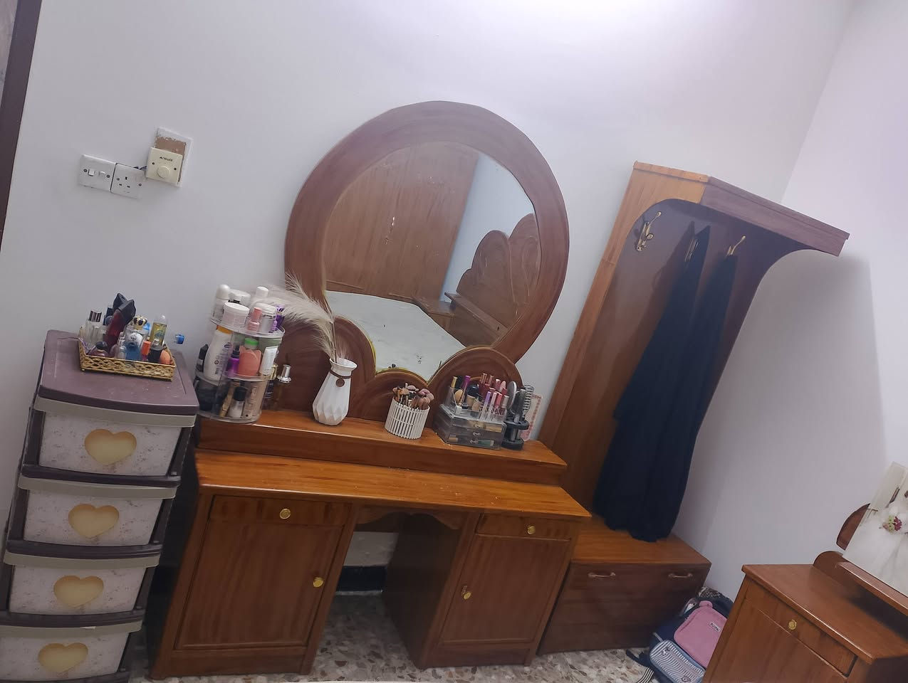 غرفه نجارة للبيع سعر 300 وبيه مجال بيع مستعجل ***********
