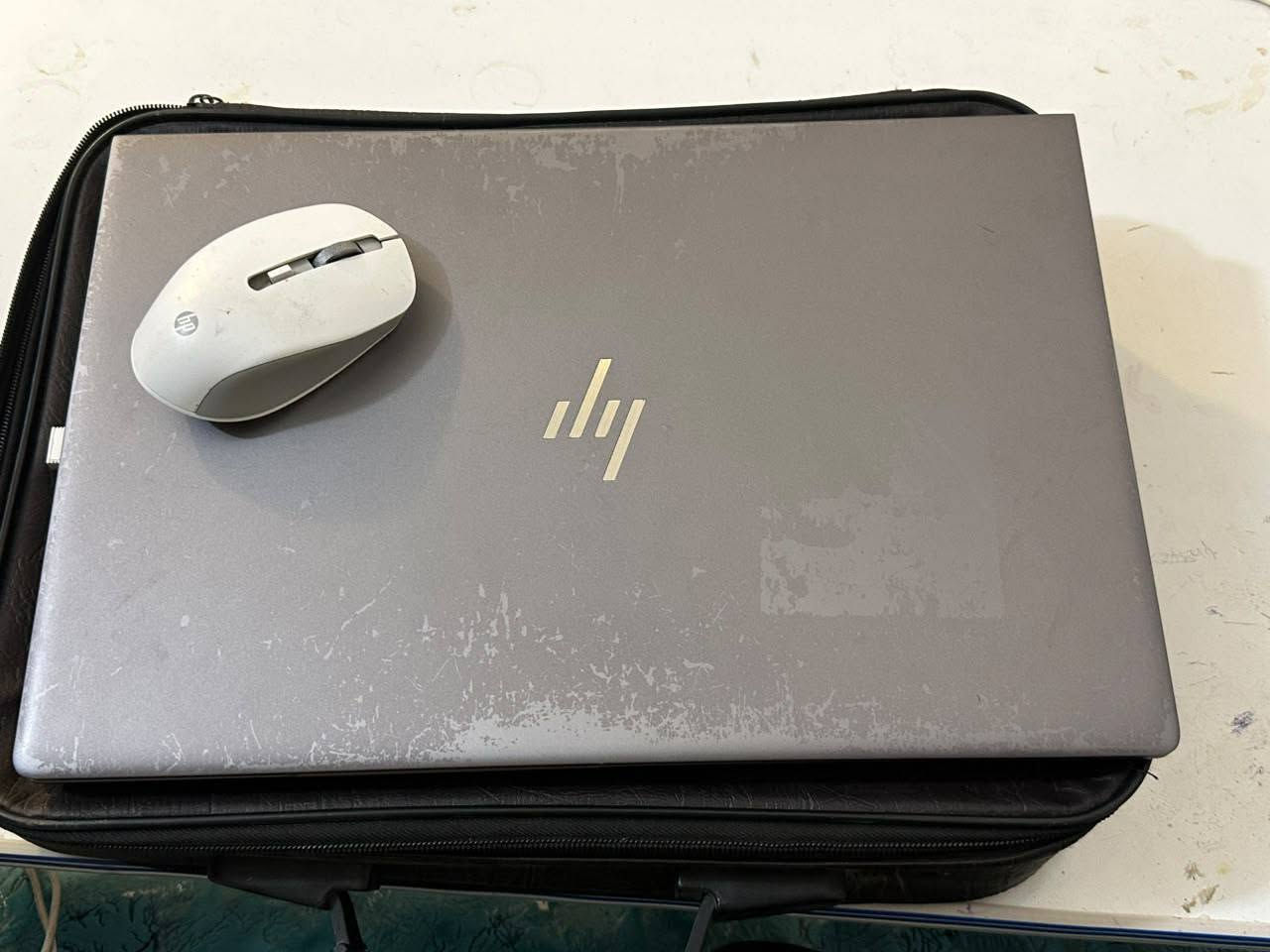 الموديل: HP ZBook 15u G6
المعالج (CPU): Intel(R) Core(TM) i7-8665U بسرعة تصل إلى 2.11 GHz (الجيل الثامن)

الذاكرة العشوائية (RAM): 16 جيجابايت بسرعة 2400 MT/s

كروت الشاشة (Dual GPU):

الكرت الخارجي (للألعاب والتصميم): AMD Radeon Pro WX3200 بذاكرة 4 جيجابايت

الكرت الداخلي (المدمج): Intel(R) UHD Graphics 620

مساحة التخزين: هارد ديسك بسعة إجمالية 512 جيجابايت (SSD سريع)

نظام التشغيل: ويندوز أصلي بنظام 64-بت

حالة البطارية: جيد جداً 
بصمة اصبع 

السعر :650

وقابل للتفاوض 

التواصل 

خاص 

واتساب ***********

اتصال ***********
