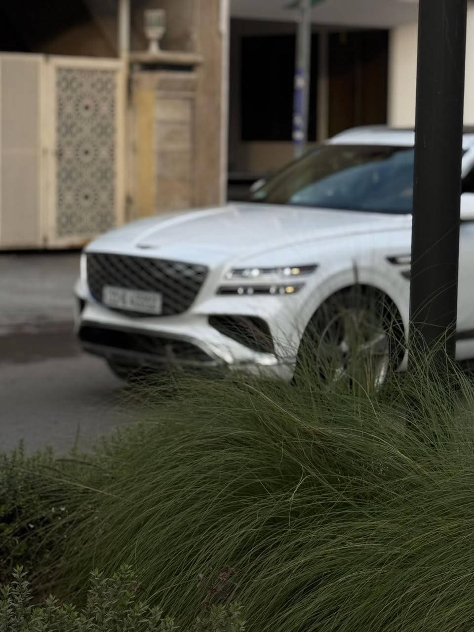 جينيسيس GV80 موديل2023–برستيج
أعلى مواصفات : 6 سلندر 3.5 لتر تون تيربو
 ناقل الحركة: أوتوماتيكي 8 سرعات
 نظام الدفع: AWD

 الحالة:
حادثها جاملغ مبدل نفس اللون والدعاميه نفس اللون صبغ فقط بنيد •
 (صور الحادث داخل المنشور)
• ماشيـة 31 آلاف فقط
•  رقم بغداد – باسمي
• شاشة وعدادات باللغة العربية 

 عدد المقاعد: 5 كهربائية + خزن+ مساج للسائق
• أبواب شفط + سقف بانورامي مع بردات كهربائية + سقف كنتاره
• كاميرات 360 درجة + 7 رادارات حولية
• عداد 3D دجتل + بوصله + خرائط 
بصمتين ريموت تتقدم وترجع
• تدفئة وتبريد 5 مقاعد + تدفئة المقود +
• إنارة محيطية 64 لون
• قيادة ذاتية جزئية + تحكم كامل بالمقود
• جنوط 22 إنش
• نضام مكالمه سائق مع الراكب من خلال سبيكرات
• نظام الصوت 21 سماعة Lexicon 
• داتشو + شحن لاسلكي
• مقاعد جلد نابا فاخرة
• صندوق خلفي كهربائي + فتح ذكي
• نظام تعليق إلكتروني ذكي (ECS)
• دفع رباعي مع تحكم بأنماط القيادة (Eco – Comfort – Sport – Snow – Custom)
• عزم قوي وتسارع من 0 إلى 100 كم/س بحدود 4.3 ثواني
• سحب حتى 2700 كغم
وبعد بيه كلش هوايه موصفات متخلص لان فئه رويال برستيج vip
مكاني بغداد الغزالية 
 ***********
