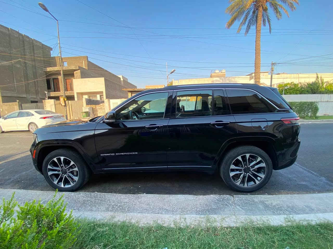 للبيع 2023  jeep grand cherokee overland امريكي(وارد كندي)
رقم بغداد مميز 
ماشيه 41 الف كيلومتر 
5 راكب 
داخل جلد طبيعي اسود
5 شاشات (3 امامي و 2 خلفي)
تدليك و مساج امامي
كشنات تدفئة و تبريد امامي
كشنات خلفي تدفئة
5 كاميرات 
تبريد امامي و خلفي 
اوتوبارك 
خزن ميموري 
روئية ليلة Night vision  
داتا شو
رادار 360
المحرك 3.6L 6V
جكات
و الكثير من المواصفات التي لم يتم ذكرها 
الحادث تبديل جاملغ ايسر و ربع الدعامية اليسرى و تصليح كلش بسيط بالشاصي الامامي على البارد 
ويل قياس 20 انج
السعر 356$ ورقة
للاستفسار: ***********
