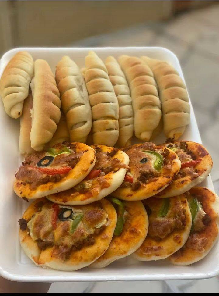 😍👩‍🍳 *مدام سنفور: 
*_حبيباتي متوفر لحم بعجين  
ميني بيتزا  
فطائر جبن  
فطائر دجاج
الحجز قبل يوم او يومين


**إذا كنت صاحب هذا الإعلان وتريد حذفه لأي سبب، رجاءا أرسل رسالة إلى الدعم الفني**