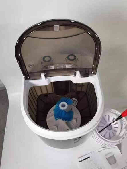 وفرنالكم غساله ملابس الأطفال والأحذيه (3×1) 
( غسل٫٫تجفيف٫٫غسل احذية)
من شركة POWERMAXX3 
الالمانية 🇦🇲🇦🇲 
 ضمان حقيقي سنة 💯💯
مفيده لكل ام بيت هذي الغسالة راح تختصر عليكم الوقت والجهد عملية وسريعة بشغلها ومتاخذ مكان وسهلة التنقل 
🔴 جهاز جدا عملي وفعال لغسل الملابس والأحذية وخصوصا في فصل الشتاء ●●●
🔴 قطعه إضافية لتنشيف الملابس ●●●
🔴 فرشاة قويه لتنظيف الأحذية ●●●
🔴 تحكم بوقت الغسيل مع تحكم بوقت التنشيف ●●●
🔴 الغساله تأتيكم بحجم 4 كيلو ●●●
🔴 ماطور ملف نحاس إقتصادي بقوة 150 واط فقط ●●●
🔴 يده خلفيه لتسهيل عمليه نقل الغساله من مكان لآخر ●
للحجز والأستفسار مراسلةالصفحة 📩 📨 
او الاتصال بالرقم☎️ *********** واتساب 

التوصيل لجميع المحافظات 🚚 🚚 

#العنوان/الديوانية حي العسكري الثاني خلف المركز الصحي 
زورونا تجدون مايسركم 🌺🌺
