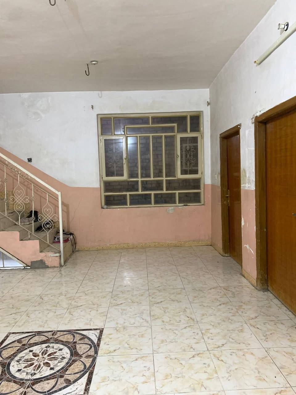 مساحه 190 متر 
3طابق

الطابق الاول صالة وكلدور وغرفة ومجمع صحيات 

الطابق الثاني غرفتين+ هول كبير وسطح ومخزن ومجمع 
صحيات

الطابق الثالث بيتونه وسطح جبير
  📍الموقع بستان الحلو 
للاستفسار واتساب 📞
***********
