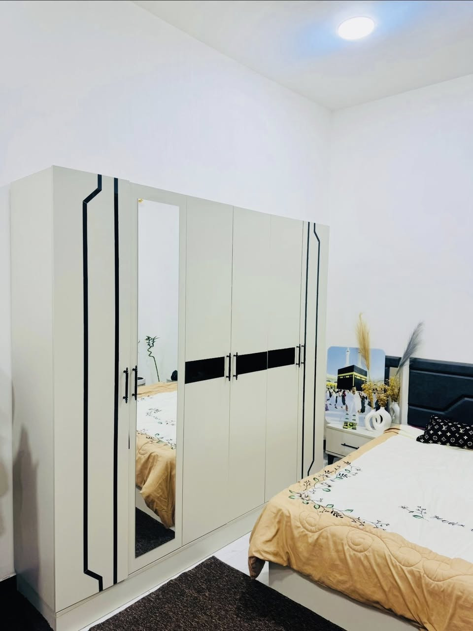 غرفه نوم 5 قطع
للبيع 
نظافة 100%

***********
