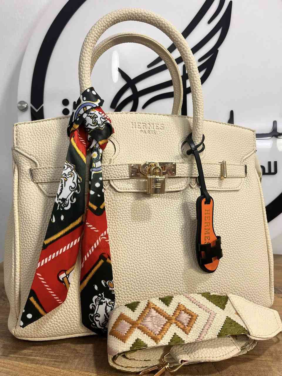 تشكيلة حصرية من الأحذية والحقائب النسائية تنتظرك👟💼
شياكه  للأحذيه والحقائب النسائيه
تتوفر خدمة توصيل لجميع محافظات العراق 5 
خدمة التوصيل داخل الحله 3 توصيل محافضه بابل خلال اقل من 24ساعه
للحجز مراسلة الصفحه ✉️واتساب ***********
