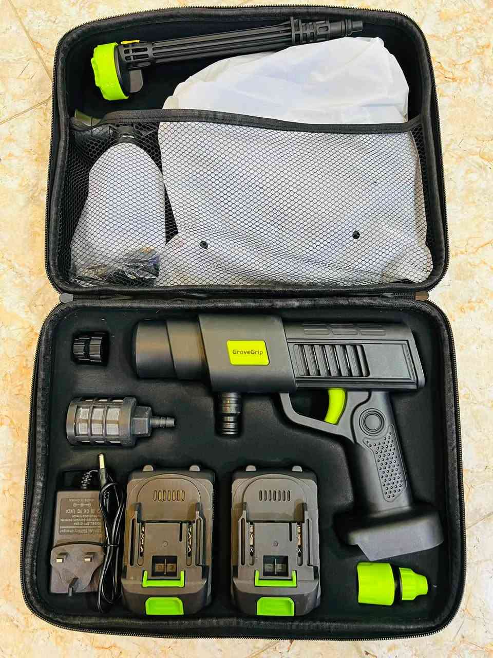 توضح المنطقة المحددة علبة التغليف الكرتونية لجهاز GroveGrip Cordless Pressure Washer (موديل: 8088)، وهو عبارة عن مسدس غسيل كهربائي لاسلكي عالي الضغط يُستخدم لتنظيف السيارات، والحدائق، والواجهات الخارجية للمنازل.أبرز مواصفات ومحتويات العبوة:جهاز الغسيل اللاسلكي: يأتي بتصميم محمول خفيف الوزن باللونين الأسود والأخضر.بطاريات ليثيوم 21V MAX: يتضمن طقم بطاريتين بقوة 4000 غيغاهرتز (4000mAh) لضمان تشغيل يدوم طويلاً دون انقطاع.نظام تحكم بالضغط: مزود بـ 10 مستويات قابلة للتعديل للتحكم في قوة تدفق المياه وشاشة ذكية لعرض مستوى شحن البطارية.فوهة رش 6 في 1: تتيح تغيير أنماط الرش والتدفق بسهولة لتناسب مختلف مهام التنظيف.


**إذا كنت صاحب هذا الإعلان وتريد حذفه لأي سبب، رجاءا أرسل رسالة إلى الدعم الفني**