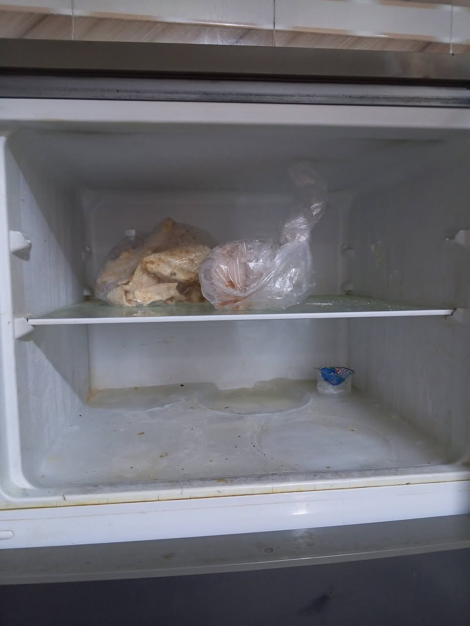 متاح ثلاجه حجم كبير نضيفه جدا مال بيت السعر 275 العنوان ديالى بعقوبة التحرير شارع الحولي  اي ستفسار اتصل عل هذا الرقم ***********
