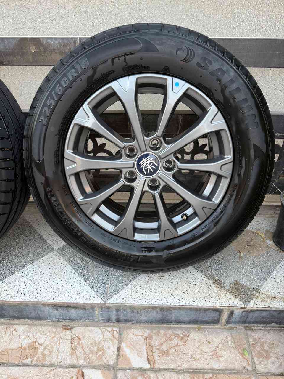 السلام عليكم
للبيع ويل كب مع التايرات مال BYD كن L بس يشتغل جميع انواع ال BYD الويل جديد مكفول من الزلغ التايرات جدد مال شركة قياس 225.60.16 بسعر 400 وبي مجال بسيط 
العنوان الغزالية  ***********
