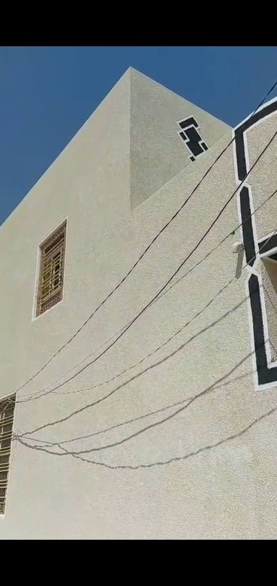 للبيع بيت مساحة ١٠٠متر طابقين شارع المدرسي قريب على كنطرت سلام دقائق ربع ساعة مشي عن الإمام الحسين عليه السلام ***********على خاص سند ٢٥
