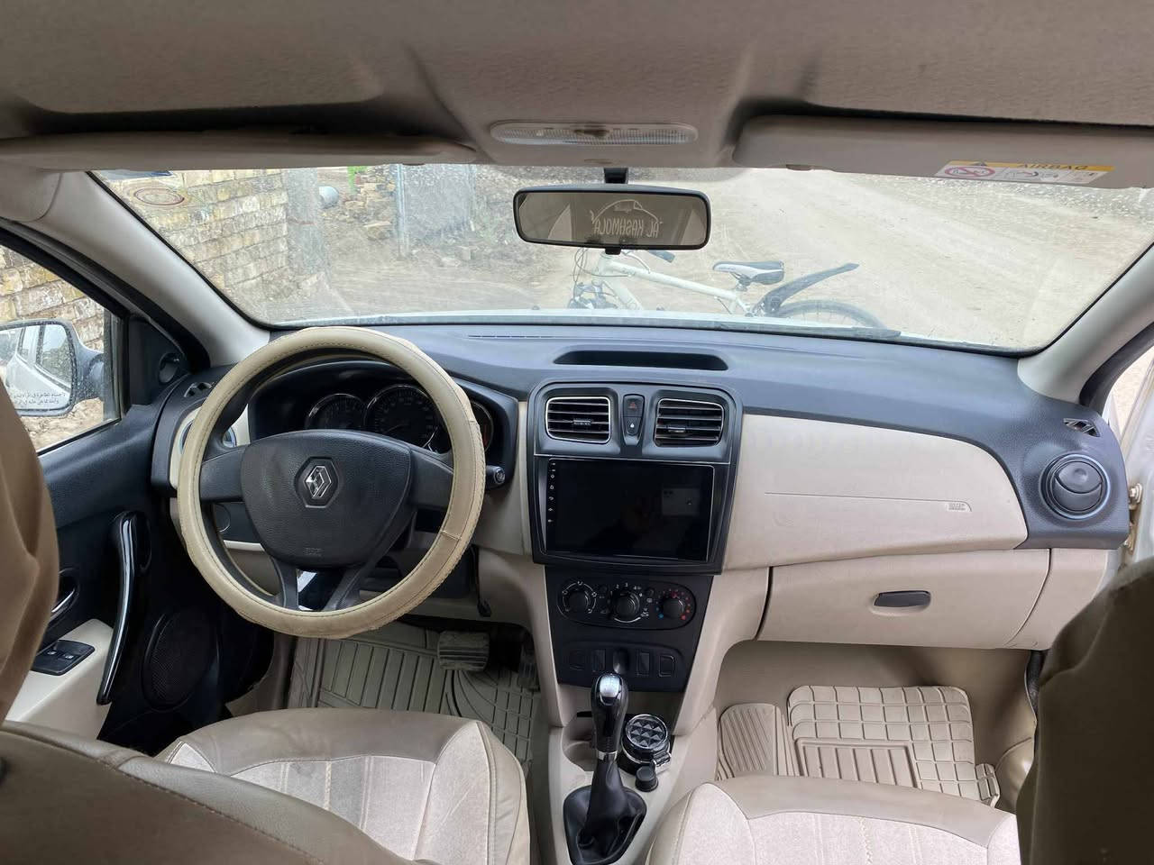 رينو سمبل ٢٠١٦. ماشية ٦٨ الف .ومحرك ١٦٠٠ سياره جديده رقم قادسيه رقم ***********
