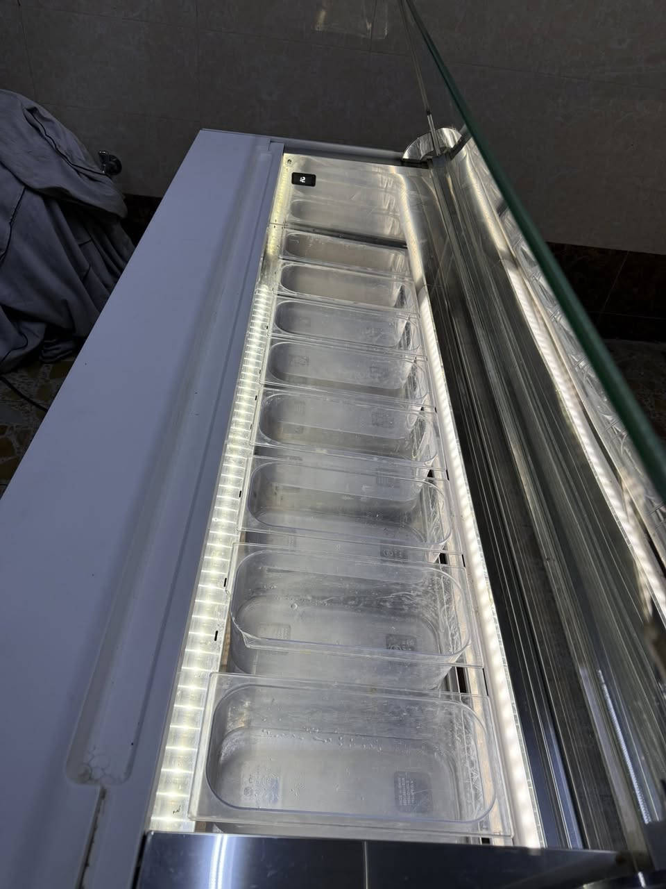 السلام عليكم عارضة ايس كريم من شركة ايز الأيطالية استعماله جداً قليل  ونظافة امبينه بالتصوير
⬇️تفاصيل العارضة⬇️

168،5.   العرض
74   العمق
95.  الارتفاع
9 بلانك صغير يصير 
و
6 بلانك كبير يصير

((مكان العارضة النجف الاشرف))
للتواصل وات ساب
***********
