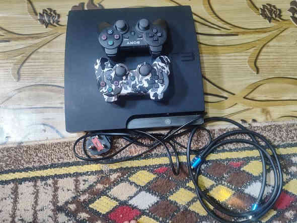 السلام عليكم، بلي 3سلم مهكر وتهكير حلو بدون لا تفعل الهين ولدوخه كبل تدخل للملتي مان وتلعب، نظافه 98/100 بلي نظيف كلش قليل استعمال ،حجم الهارد 320GB،
بي اكثر م̷ـــِْن 20لعبه وكلهن قويات،
مع جوستكين وحده اصليه مالته وحده ب10ماخذه
بي لعبهgta5مهكره مود منيو يعني اي شي بلعبه تكدر حصله
،السعر/110وبي مجال بسيط   .خاص او رقم***********
