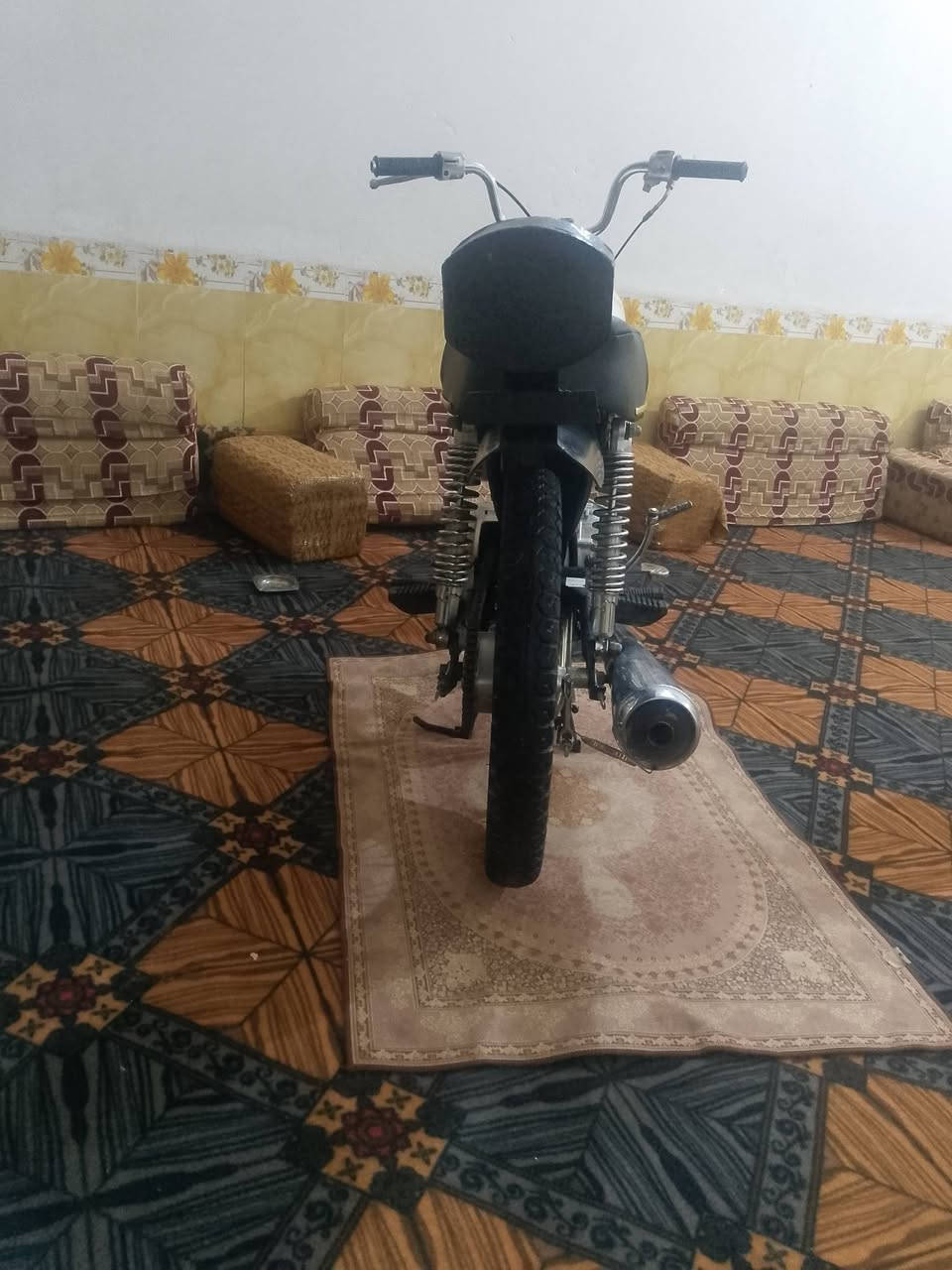 السلام عليكم درجه للبيع نامه شلامجه الاصلي تعمير جديد صارلي يومين من عمرته.  السعر 550وبيه مجال قليل  جماعت 450 لاترسل مكاني سوق الشيوخ حي العسكري خاص موجود الرقم. ***********
