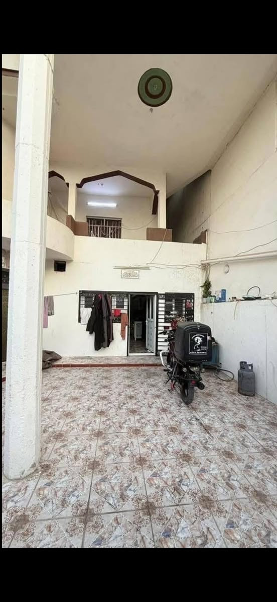 فر
دار للبيع  بيع مستعجل جداً والسعر مناسب جدا 
السعر 215مليون  بيها مجال قليل 

طابو ملك  صرف بناء 2016  
الدار يحتوي على ١٠ غرف نوم 
موقع الدار الواسطي مطل على شارع عبد الرحمن خلف صيدليه الواسطي  منطقه هادئه جداً ونضيفه 
 مساحه الدار 218 متر 
الدار يتكون من ثلاث طوابق وكل طابق يشمل الصحيات 
الطابق الاول 
يتكون من ٣ غرف + مطبخ + وصحيات وترك عدد ثنين مع استقبال 
الطابق الثاني
 يتكون من ٤ غرف  واحده منهم تحتوي على بلكونه + صحيات وايضاً ترك 
الطابق الثالث
 يتكون من ٣ غرف مع سطح عدد ثنين + صحيات 
ويحتوي ايضاً على صحيات خارجيه + كراج للسيارات كبير ايضاً

الاستفسار*********** او زيارة المكتب ارو
