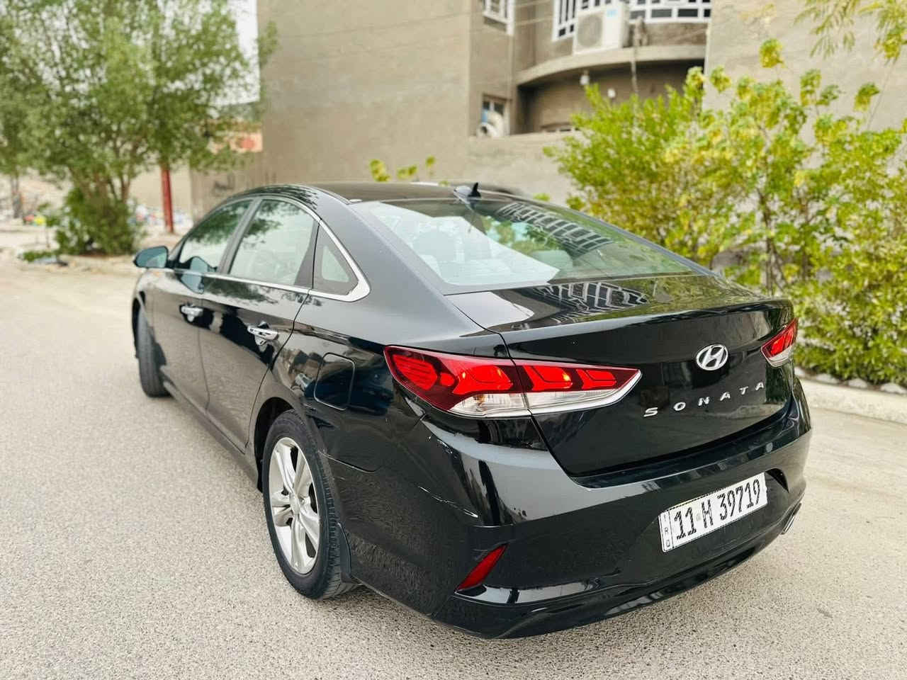 سوناتا وارد امريكي حادث جاملغ امامي وطرف البنيد
موديل 2018 

ماشية 74 ميل 

گير ومحرك على وضع الشركة ما مفتوح بيهن برغي . 

 

بدون لغد ولا شاصي سليمات بدون اي ضرر 

سياره بل عراق بيها شخوط خفيفة 

حدادية السيارة حلوه مابيهه شي 

سياره جاهزه مابيه شي 

منظومه تبريد جديده 

سياره رايده 130$ وبيهه مجال للشراي 

تجي تشوف بعينك تقتنع والباقي سهل 

سيارة رقم بغداد الدولي الجديد 

السنويه إلى 2035

سقف حديد 

تبريد امامي فقط 

رادارات وتحكم ذكي 

3 أنظمة قيادة

المحرك والأداء

 • المحرك: 4 سلندر سعة 2.4 لتر بنزين (GDI)

 • القوة: حوالي 185 حصان عند 6000 دورة/دقيقة

 • العزم: حوالي 178 رطل·قدم (241 نيوتن·م) عند 4000 دورة/دقيقة  

 • نظام الدفع: أمامي (FWD)

 • ناقل الحركة: أوتوماتيكي بـ 6 سرعات  

 • استهلاك الوقود: حوالي 25 ميل/جالون في المدينة و36 ميل/جالون على الطريق السريع (~29 مجم مجمّع)  

 الأبعاد والمقاسات

 • الطول: ~191.1 بوصة (4854 مم)

 • العرض: ~73.4 بوصة (1864 مم)

 • الارتفاع: ~58.1 بوصة (1476 مم)

 • قاعدة العجلات: ~110.4 بوصة (2804 مم)

 • سعة خزان الوقود: ~18.5 جالون (~70 لتر)

 • سعة الصندوق الخلفي: ~16.3 قدم3  

 التجهيزات والراحة 

 • شاشة معلومات وسطية

 • نظام صوتي مع 4 سماعات

 • دعم Apple CarPlay و Android Auto

 • بلوتوث و USB

 • تشغيل وتحكمات بصمة 

 •مقاعد تدفئة + تبريد وتحكم كهربائي 

 الأمان

 • نظام تحذير من النقطة العمياء

 • أكياس هواء أمامية وجانبية

 • نظام تثبيت السرعة (Cruise Control

التكنولوجيا والترفيه

 • شاشة وسطية 7 بوصة للتحكم في النظام الترفيهي.  

 • نظام صوتي AM/FM +4 سماعات.  

 • دعم Apple CarPlay و Android Auto للهواتف الذكية.  

 • Bluetooth مع نقل دفتر العناوين.  

 • مدخل USB و AUX.  

 • عناصر تحكم في الصوت على عجلة القيادة.  

العرض و المعلومات

 • عداد رقمي/تناظري للمعلومات الأساسية.  

 • Trip Computer (حاسبة معلومات الرحلة).  

 • إضاءة داخلية Fade-To-Off.

للتواصل *********** اتصال 

             *********** واتس اب
