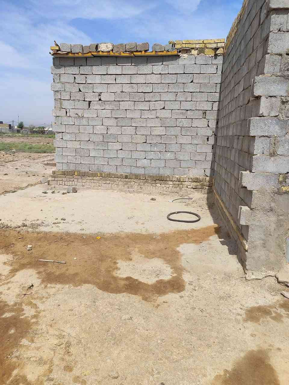 دار للبيع مساحته 250 متر طابو زراعي سند 25 تحويل مباشر ع طريق المعاره بشارع مقابيل سيد جواد يبعد عن شارع العام 300متر بناء بلوك وعكاده عوزه بس دواخل متكون من غرفة نوم عدد 2 وصاله ومطبخ مجمع صحيات خارجيه سعره 25وبيه مجال شي بسيط أي استفسار اتصل على الرقم التالي ***********

