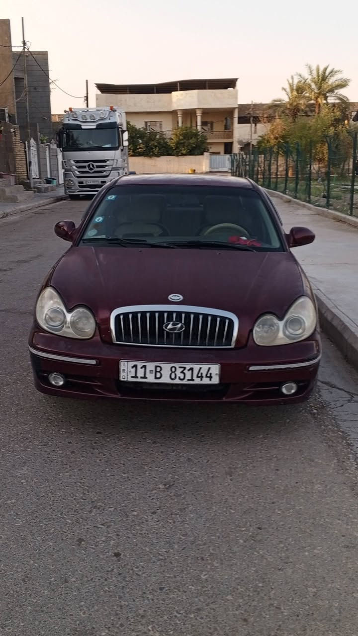 اللهم صل على محمد وال محمد 
سوناتا وفود 2005رقم بغداد انكليزي باسمي سنوية لل29 هزة سويتها الثنين صار كم يوم مكينة 4سلندر محرك وكير جدد تبريد ثلج باتري صار 10ايام من شديتة صدر جديد دواخل بلكارتونة قوايش كلها بدلتها جديدة ادامة كاملة سويتلها صدر جديد تخم تاير جديد السيارة كلها بلاد وكلها جديدة مابيها كلوب مايشتغل كلوب النفاضة يشتغل داخلها بيجي شاشة اندرويد وحساسات ومدوشمة ارضية وكشنات عندي وياها صدر جديد احتياط وجويتر وحساساتة  وباور ستيرن ذني جايبهن الها احتياط السيارة بيها طخة كلش بسيطة بلجاملغ الامامي ومصلحة ومصبوغة اخوان السيارة جديدة فقط صبغ جارد فقط رش اذا نرشت ترجع تحفة  وتعرفون اسعارهن شكد مايحتاج اكلكم واني بخدمتكم والسيارة فدوة لازغر واحد بيكم سعرها 57وبيها مجال  للشراي ويشلع عيوني 
مكاني واسط قضاء العزيزية 
رقمي***********
شكرا الكم تاج راسي ادمنية واعضاء
