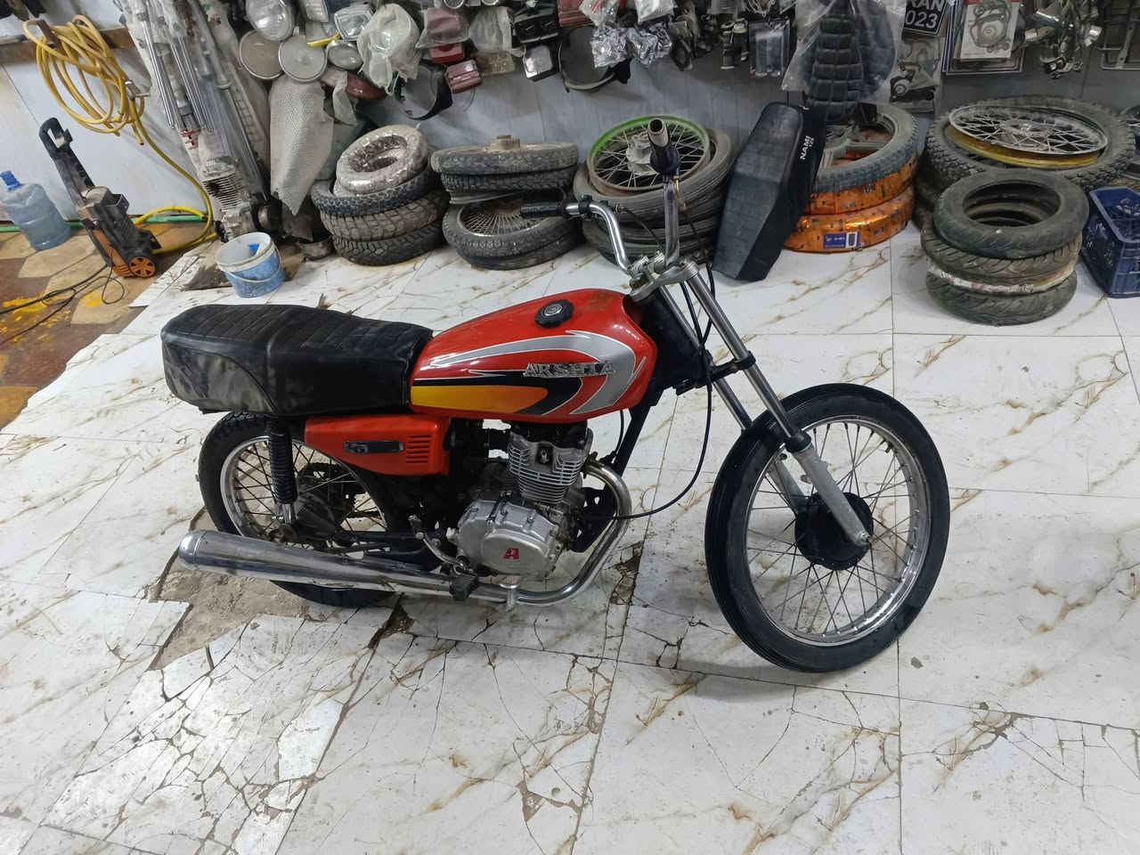 السلام عليكم من رخصه ادمن الجروب
دراجه 4 قير كلك كلك كلك 
ملك الاستعراض اني 😂
موديل 20 دراجه كلش حلوه مال مزاد 
مفتوحه بس ولفات نظيفه ناعمه كلش 
اللوياله موس كلش مرتبه 
العنوان كوفه 
السعر 280 وبيها مجال مكينه ناعمه على الشط 
***********
