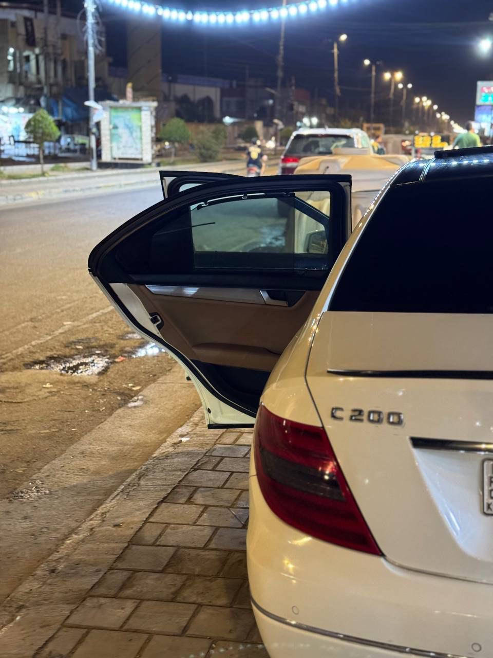 مارسيدس c200
1/1فوول 
2012موديل 
السعر 120 بيه مجال بسيط 
ضربته صبخ بنيد و باب 
للتواصل ***********
