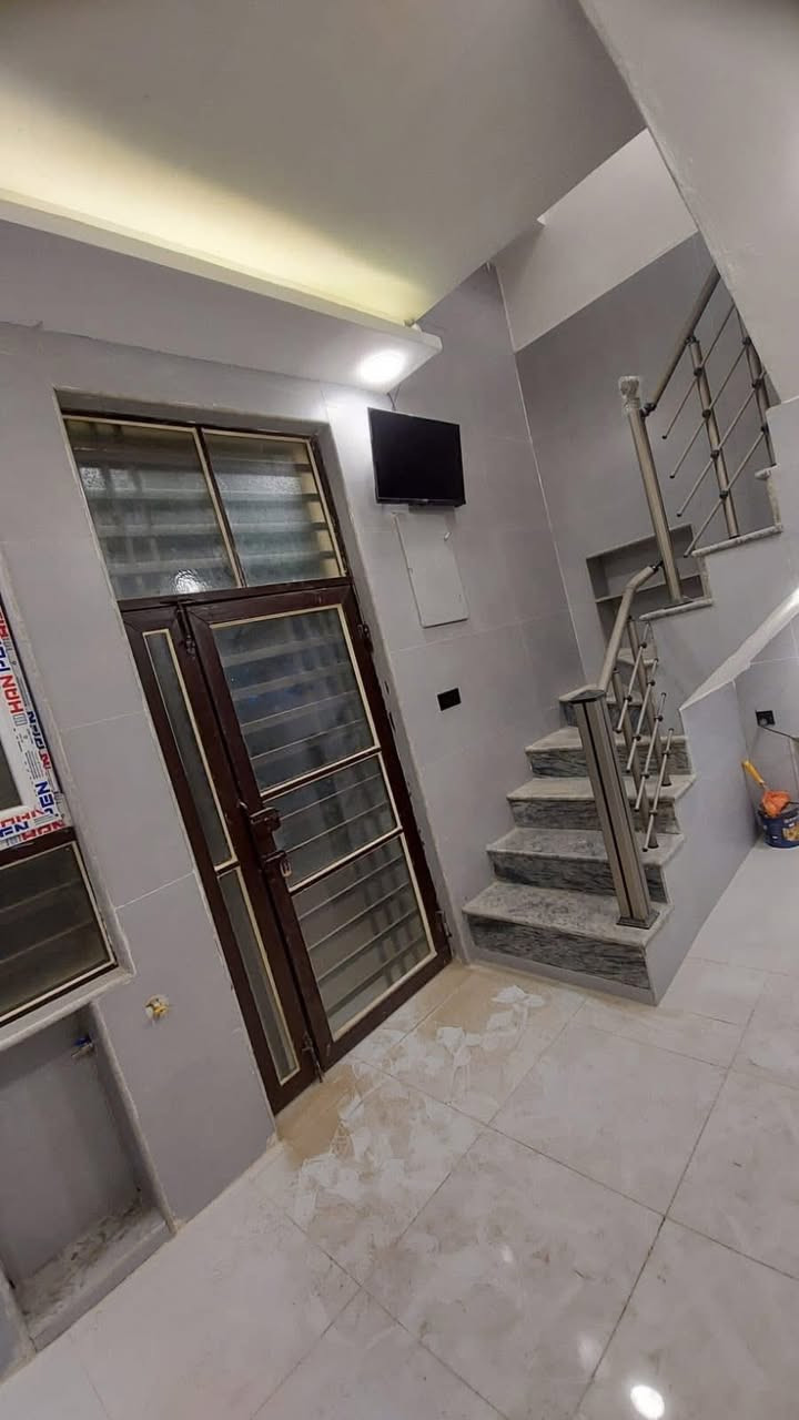 للبيع مشتمل حي القادسيه على ساحة بناء جديد بناء ملاج درجه اولى طابقين ثلاث غرف نوم وصاله واستقبال ومطبخ منطقه ال٣٠٠٠ قرب حي الامير وشارع الزهور السعر ١٦٠ مليون مع المجال للاتصال *********** مجتبى معله او مراجعه مكتب ضي الحسن للعقار النجف الاشرف حي الزهراء شارع الكيات مقابل جامع الزهراء
