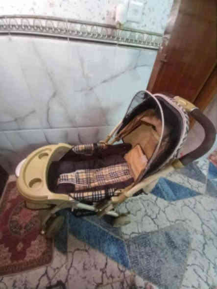 عربانة اطفال تتحمل اوزان ثقيلة
استخدام قليل جدا
ماركة Golden Baby
استعمال مرتين أو ثلاث مرات فقط
نضيفه جدا كلشي مابيها 
السعر ١٠٠ 
عنواني زيونة
مكلفه بالنشر للاستفسار ***********
