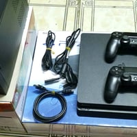 شباب بلاي 4 مهكر واحد تيرا للبيع ويا جوستيكات اثنين اصليه ويو بي اس يد...