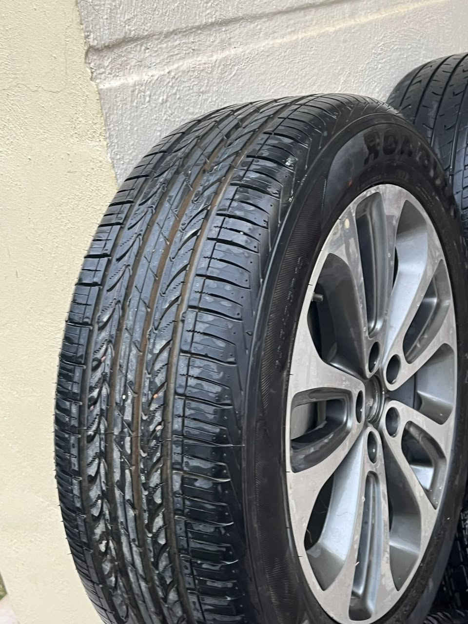 بسم الله الرحمن الرحيم 
للبيع تايرات سورنتو موديل 2015
ويل كب حجم 19
كوري اصلي مال الشركه 
نضيفات استخدام بسيط 
سعر التخم 600 الف قفل 🔒 
المكان الرمادي للاستفسار على الرقم التالي ***********
