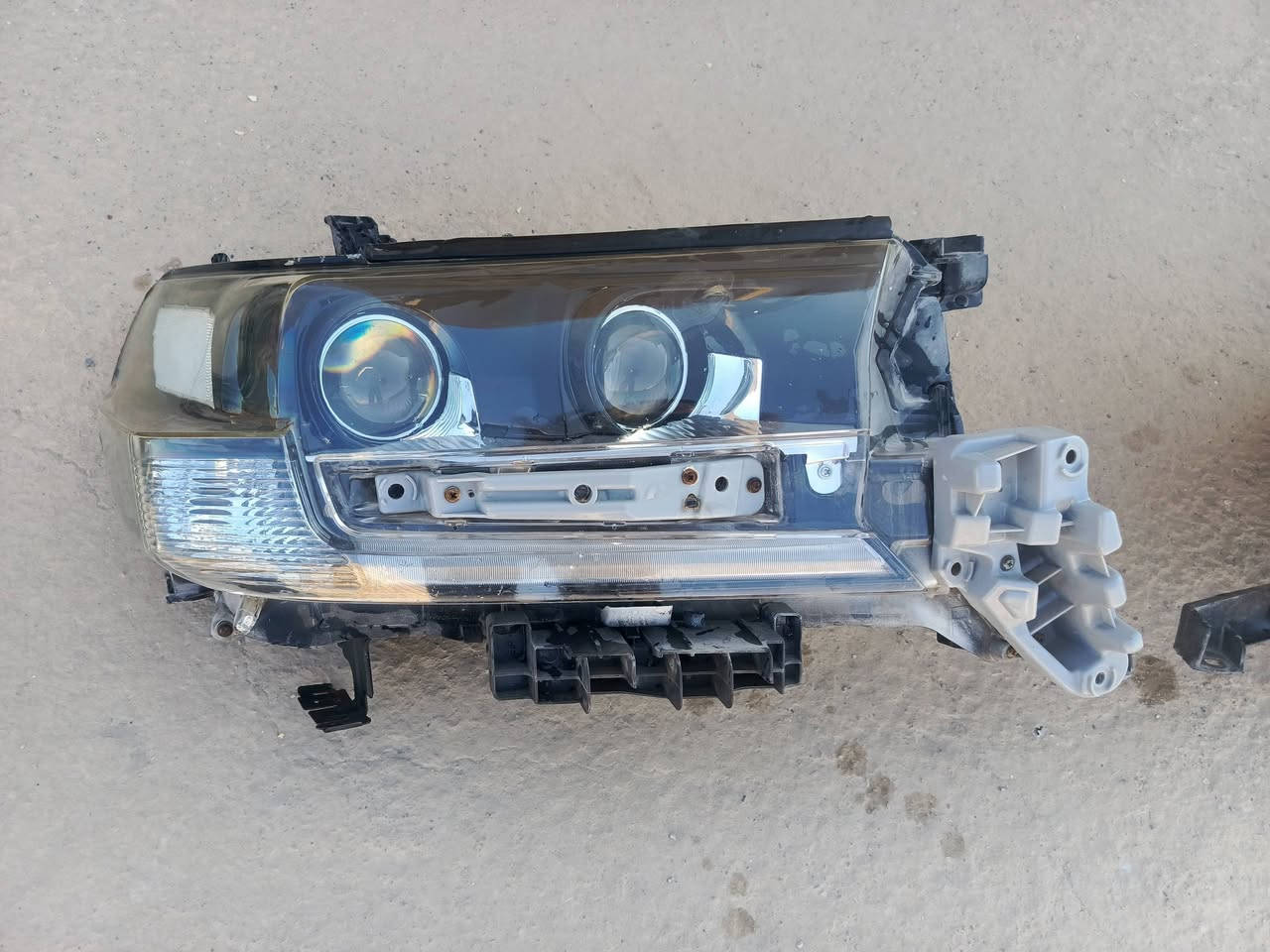 السلام عليكم/ غراض لاندكروز مال تحديث للبيع دعاميات خلفي امامي مع الحيه جناح خلفي زوج لايتات زوج جاملغات  للاستفسار ***********
