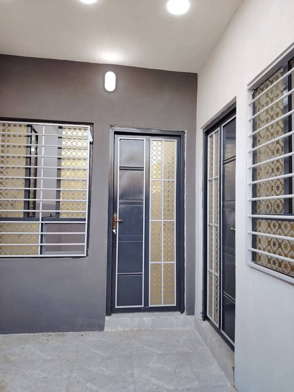 بيت للإيجار حي الانتصار شارع ٦٠ خلف المركز مساحة ١١٠ أمتار يتكون من غرفتين وهول واستقبال ومطبخ ومشتملات وبيتونه فول فول
ملاحضه شارع البيت ترابي وتعبان 
سعر الإيجار 200 ألف قفل قفل  للتواصل
***********
